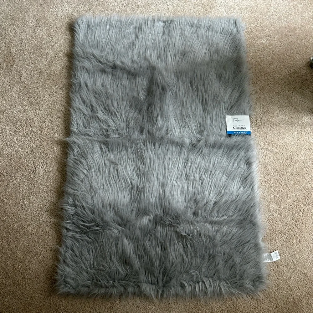 NWT Mainstays Gray Faux Fur Accent Rug